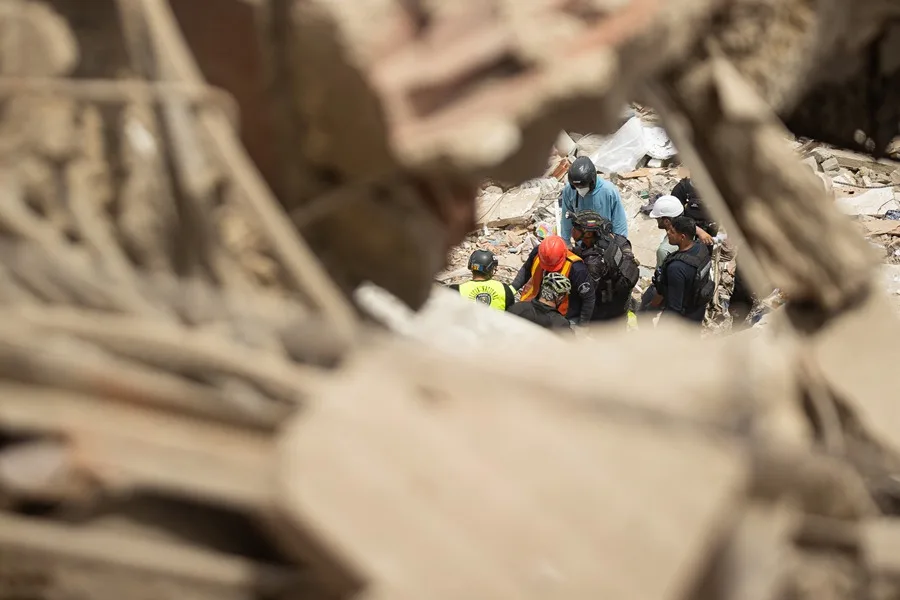 En la foto, Equipos de rescate buscan a personas desaparecidas en una zona afectada por los terremotos en Catia La Mar.
