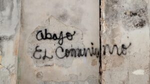 En la foto, un cartel contra el gobierno en Cuba