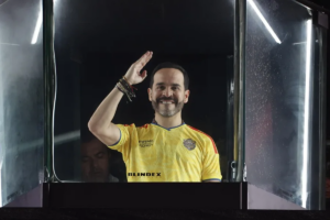 En la foto, El candidato a la Presidencia de Colombia Abelardo de la Espriella saluda, luego de conocer el conteo preliminar que le da la victoria en la segunda vuelta, en Barranquilla (Colombia).