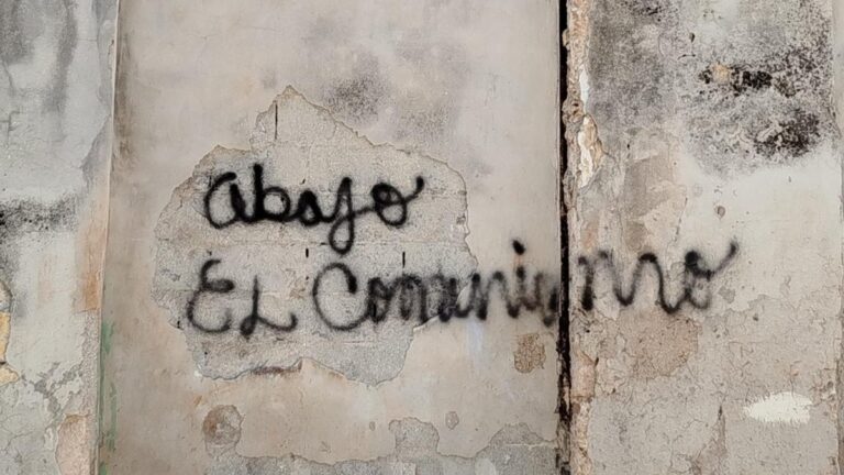 En la foto, un cartel contra el gobierno en Cuba