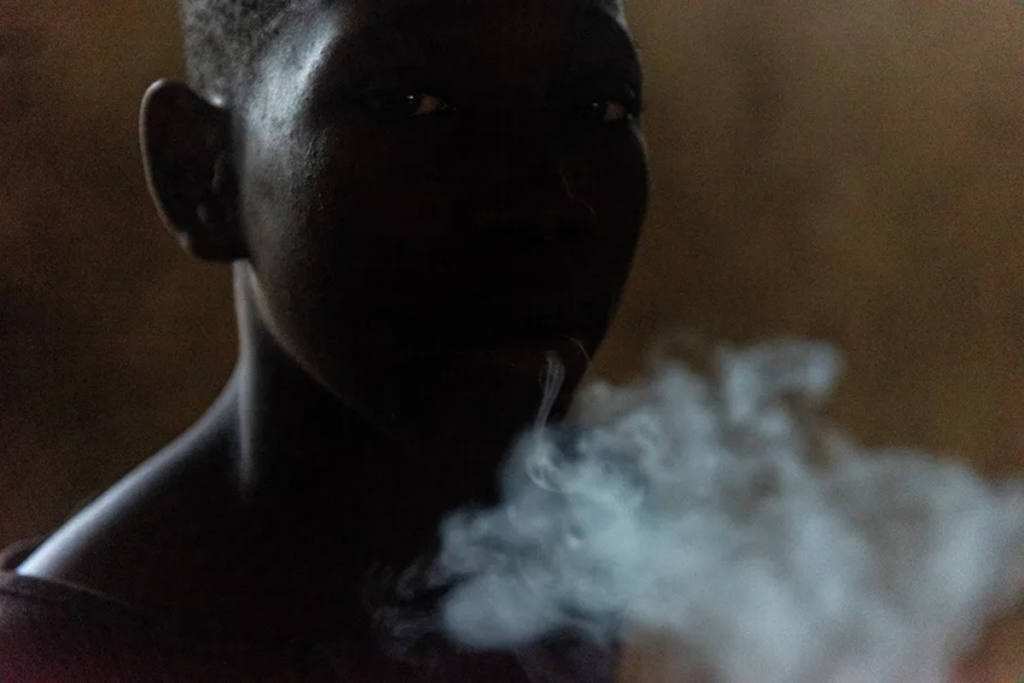 En la foto, Un niño consume droga