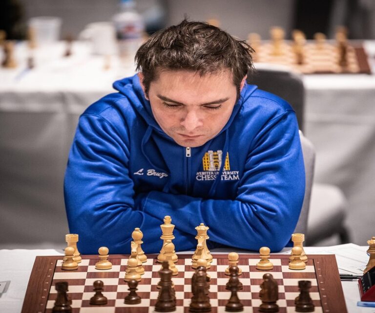 En la foto, el GM Lázaro Bruzón ante un tablero de ajedrez