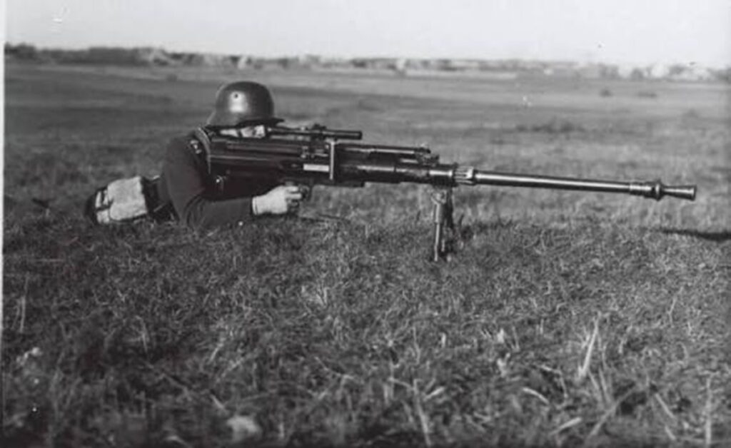En la foto, un soldado alemán tira con un fusil antitanque Solothurn S18