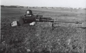 En la foto, un soldado alemán tira con un fusil antitanque Solothurn S18