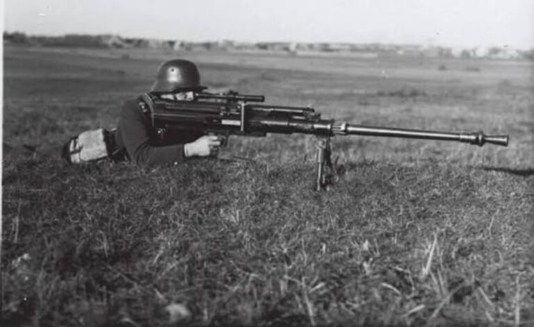 En la foto, un soldado alemán tira con un fusil antitanque Solothurn S18