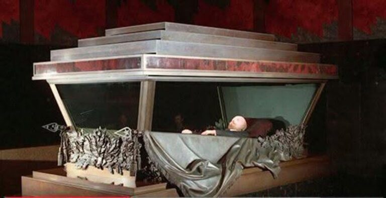 En la foto, cuerpo embalsamado de Lenin