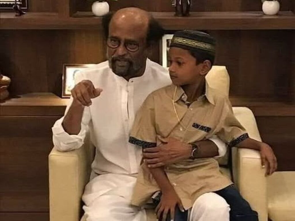 En la foto, el famoso actor Rajinikanth carga al niño Mohammed Yasin