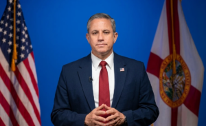 En la foto, El Recaudador de Impuestos del Condado de Miami-Dade, Dariel Fernández, recordó que se deben cumplir con las sanciones federales respecto a Cuba