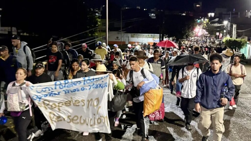 En la foto, mexicanos exigiendo deportación de cubanos