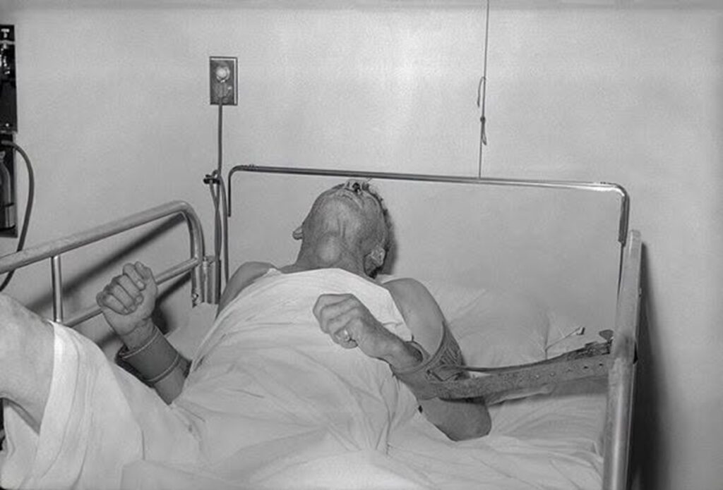 En la foto, un hombre con rabia