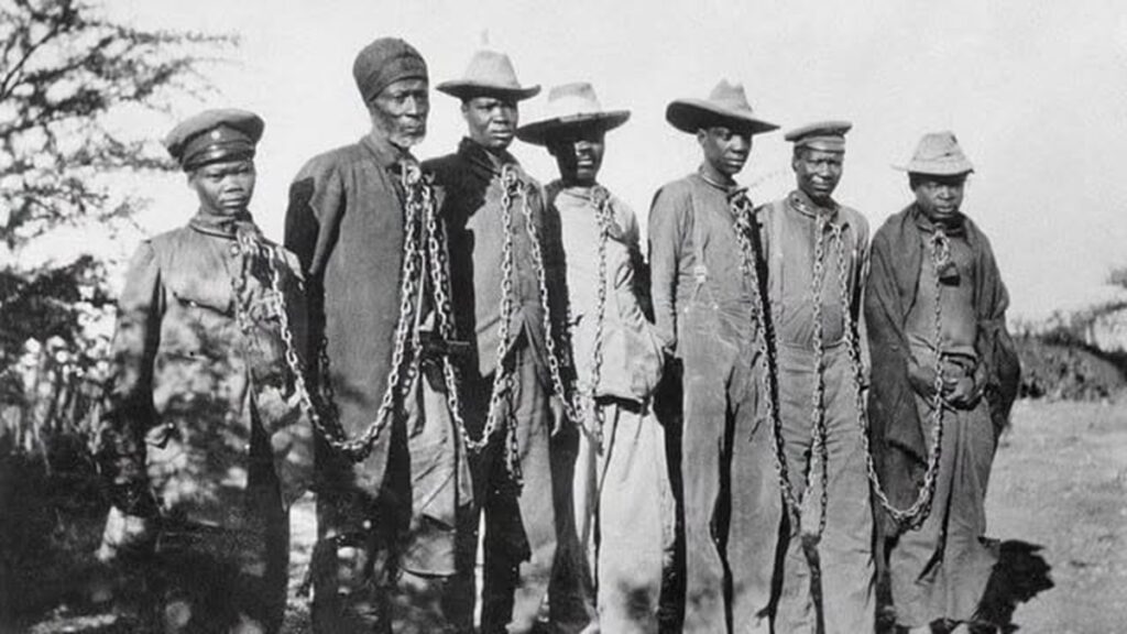 En la foto, hombres condenados por fuerzas alemanas