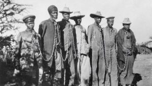 En la foto, hombres condenados por fuerzas alemanas