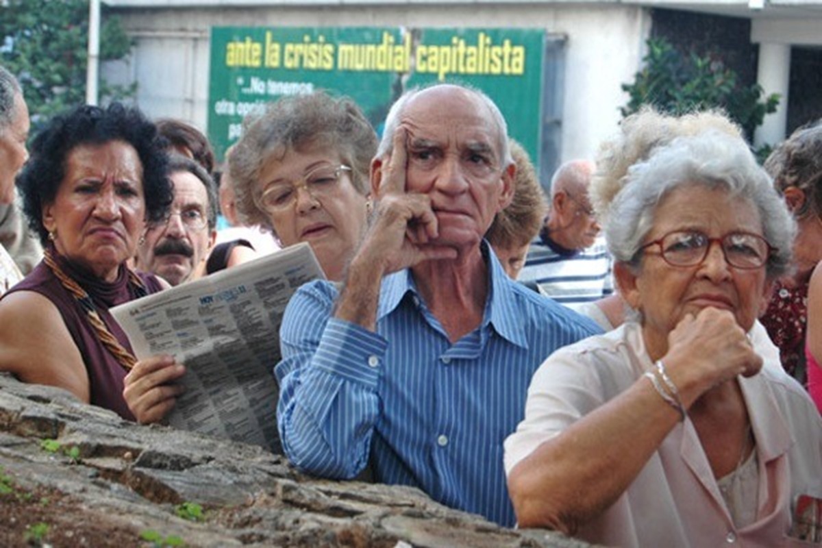 En la foto, ancianos en colas en Cuba