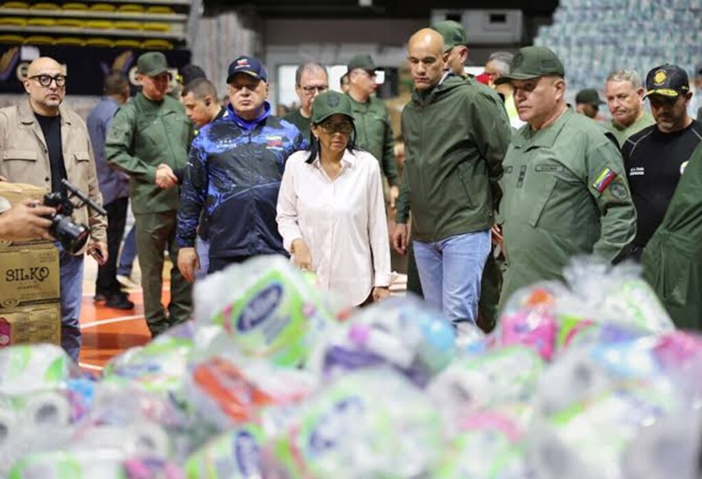 En la foto, entre otros, Delcy Rodríguez y Diosdado Cabello