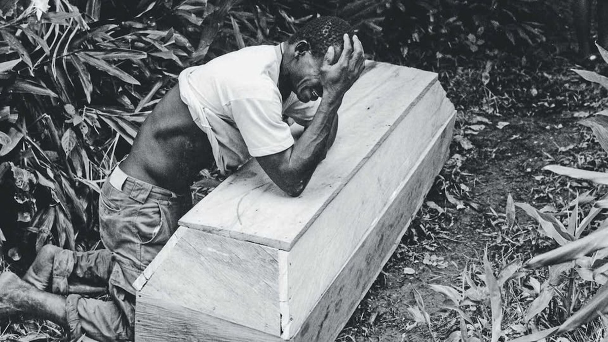 Bojayá: cuando la guerra entró a la iglesia y Dios también lloró 1 En la foto, un hombre llora sobre un ataúd