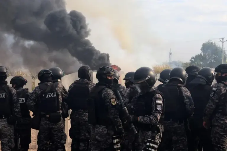 Los seguidores de Evo Morales toman una pausa en sus protestas contra el Gobierno de Paz en Bolivia 1 En la foto, integrantes de la Policía boliviana enfrentándose con manifestantes, en una vía en San Julián (Bolivia)