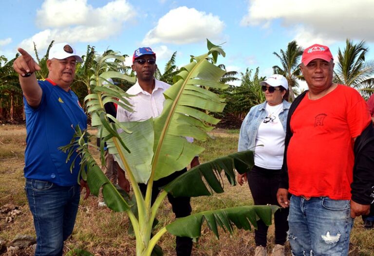 Holguín inaugura promesas, no soluciones