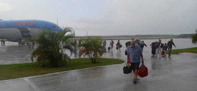 Neos aterriza en Holguín, la propaganda vuelve a levantar vuelo