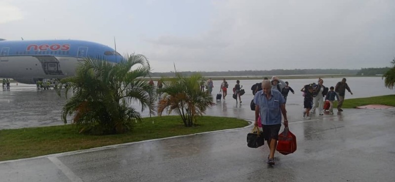 Neos aterriza en Holguín, la propaganda vuelve a levantar vuelo