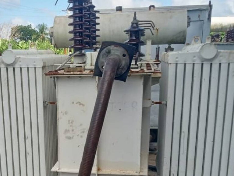 Joven santiaguero en estado crítico tras sufrir descarga eléctrica intentado robar aceite de un transformador 1 Joven santiaguero en estado crítico tras sufrir descarga eléctrica intentado robar aceite de un transformador