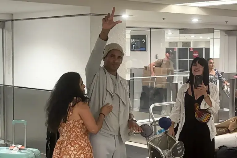 En la foto, El artista plástico y opositor cubano Luis Manuel Otero Alcántara (c) saluda a su llegada este sábado a Miami, tras recuperar la libertad en la isla y recibir un amparo migratorio de Estados Unidos, después de cinco años encarcelado en Cuba