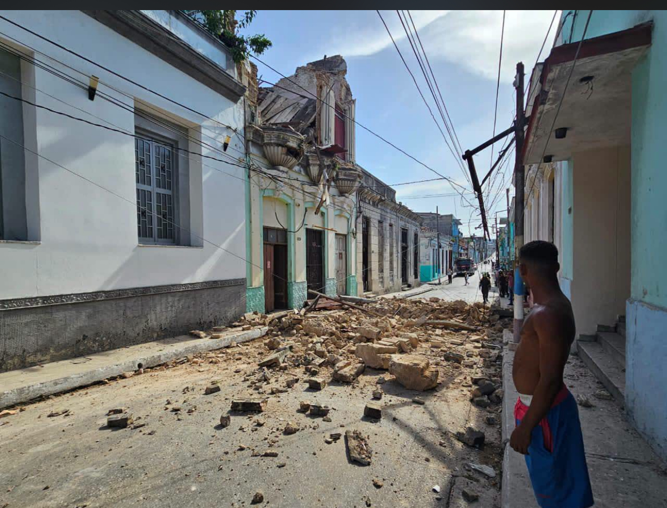 Colapsa parte de un edificio en Matanzas y provoca daños en el tendido eléctrico 1 Colapsa parte de un edificio en Matanzas y provoca daños en el tendido eléctrico
