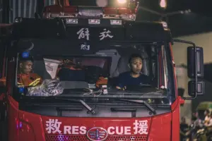En la foto, Un equipo de rescate en China