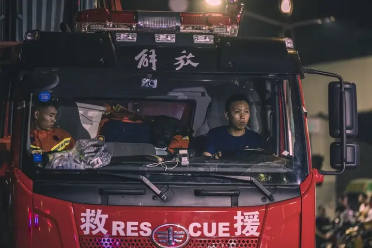 En la foto, Un equipo de rescate en China