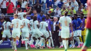 En la foto, los jugadores de Francia festejan un gol ante Marruecos