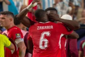 En la foto, Embolo llora tras una roja injusta