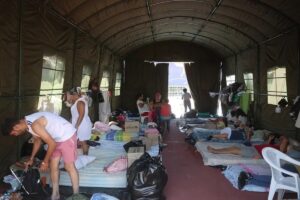 En la foto, Personas afectadas por los terremotos descansan en un polideportivo habilitado como refugio en La Guaira, Venezuela