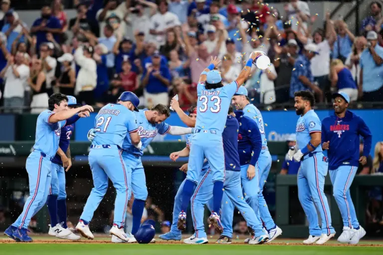 Sencillo de Nimmo da a Rangers triunfo sobre Astros previo al receso del Juego de Estrellas 1 En la foto, Rangers celebra el triunfo ante Astros