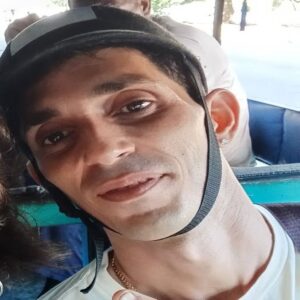 En la foto, el muchacho del mototaxi
