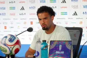 En la foto, Warren Zaïre-Emery de Francia habla en una rueda de prensa en Dallas (Estados Unidos)