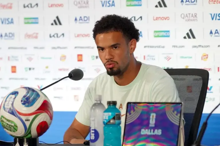 Mbappé no quiere perder contra España, dice Zaïre-Emery 1 En la foto, Warren Zaïre-Emery de Francia habla en una rueda de prensa en Dallas (Estados Unidos)