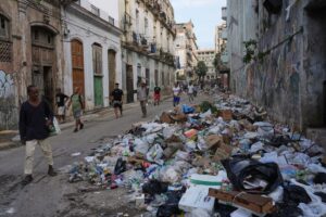 En la foto, calles atestadas de basura en La Habana