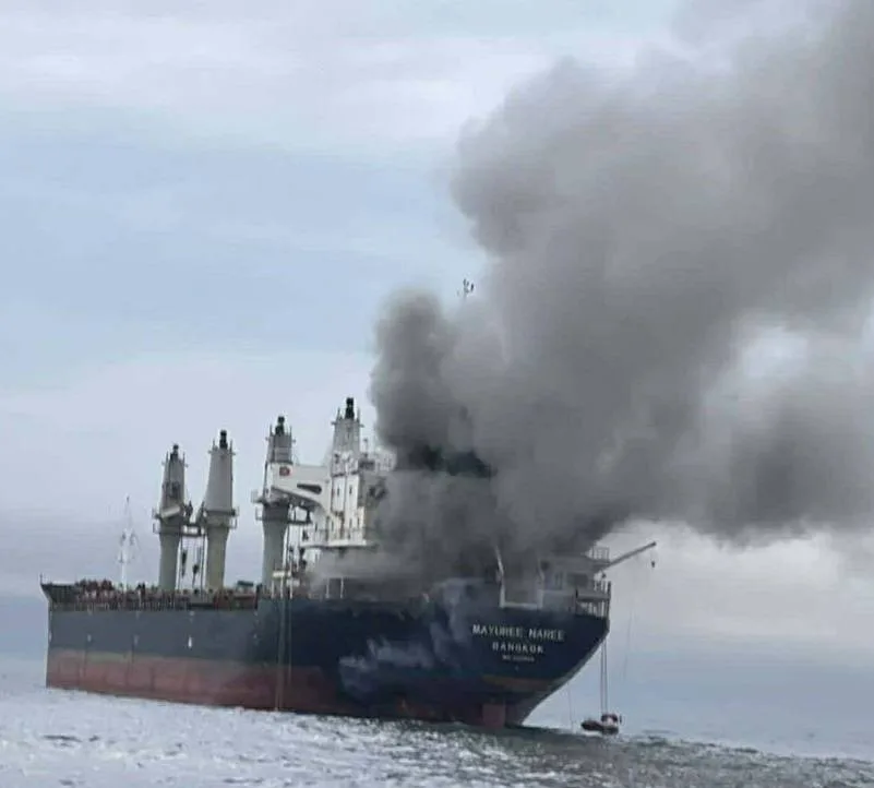 Irán asegura que dos petroleros explotaron anoche en el estrecho de Ormuz 2 En la foto una imagen de archivo de un petrolero en llamas en el estrecho de Ormuz