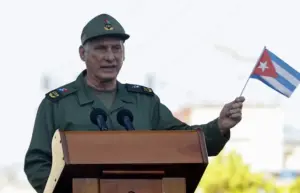 En la foto, el presidente de Cuba, Miguel Díaz-Canel, en una ceremonia, en La Habana