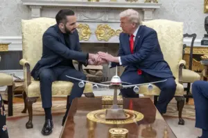 En la foto, El presidente de Estados Unidos, Donald Trump (dcha.), se reúne con el presidente de El Salvador, Nayib Bukele (izq.), en el Despacho Oval de la Casa Blanca en Washington D. C., EE. UU.