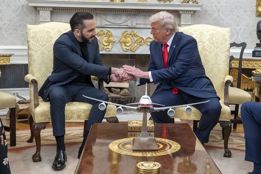 En la foto, El presidente de Estados Unidos, Donald Trump (dcha.), se reúne con el presidente de El Salvador, Nayib Bukele (izq.), en el Despacho Oval de la Casa Blanca en Washington D. C., EE. UU.