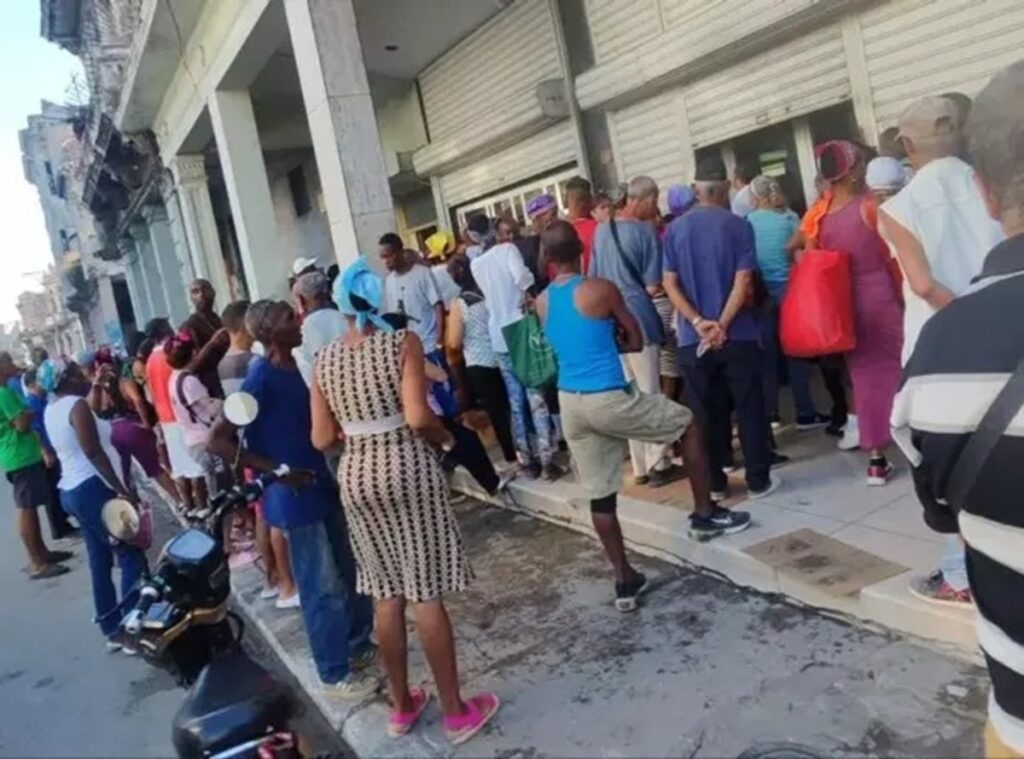 En la foto, cola de jubilados para sacar dinero en Cuba