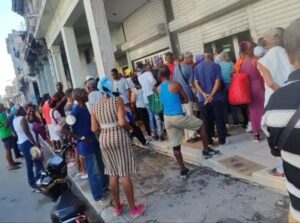 En la foto, cola de jubilados para sacar dinero en Cuba