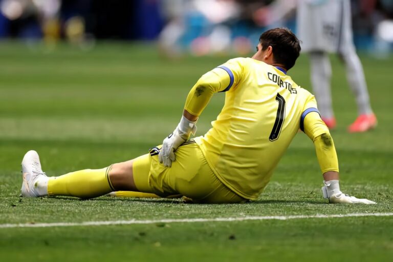 En la foto, momento en que Courtois se lesiona contra España en el Mundial