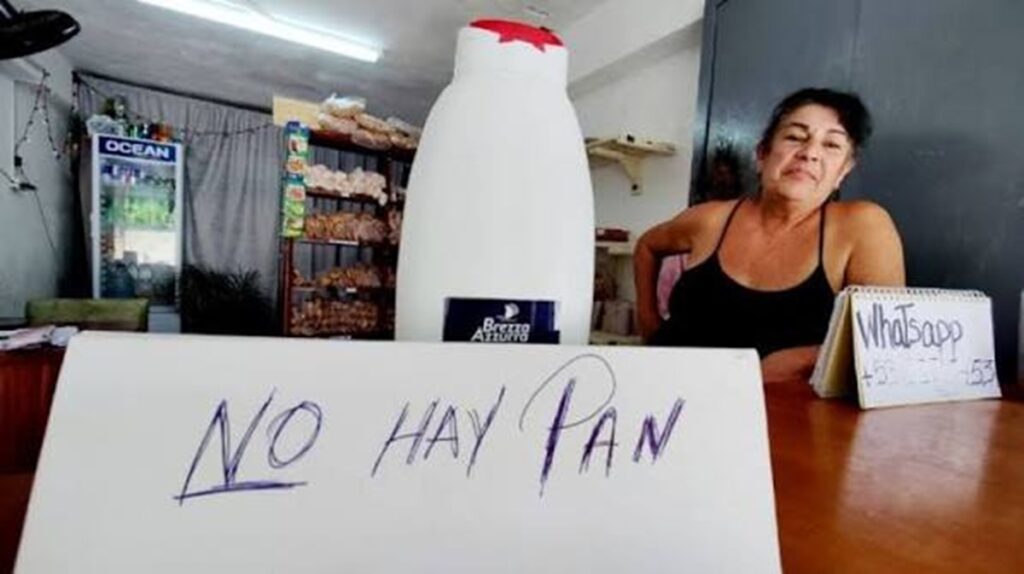 El modelo socialista 2 En la foto, un puesto de venta de pan dice que no hay