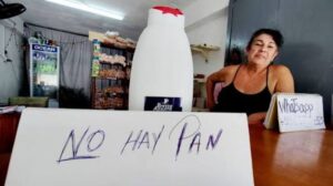 En la foto, un puesto de venta de pan dice que no hay
