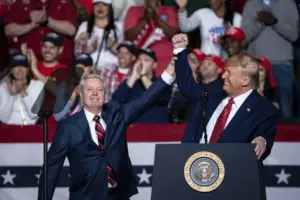 En la foto, El presidente de EE.UU.,Donald Trump (d) y el senador republicano Lindsey Graham (i), en un mitin en Carolina del Sur