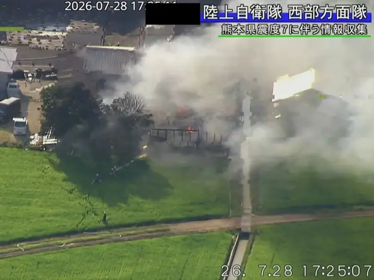 En la foto, Un edificio en llamas tras el terremoto registrado en la ciudad de Uki, prefectura de Kumamoto, Japón, este 28 de julio