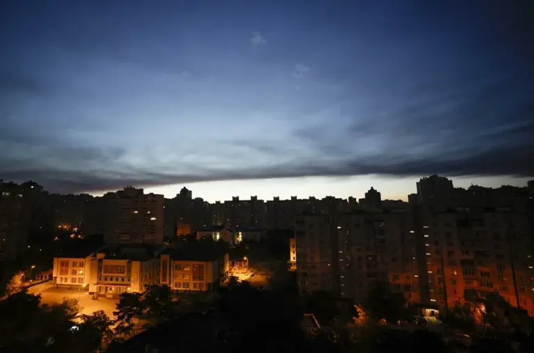Rusia lanza un nuevo ataque masivo contra Ucrania con 70 misiles y 280 drones que causa 8 muertos 1 En la foto, el cielo de Kiev durante un ataque ruso