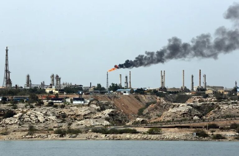 En la foto, la isla de Jarg, principal centro de la industria petrolera de Irán