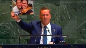 En la foto, el representante de EEUU en la ONU muestra una foto de los hermanos Martín Perdomo